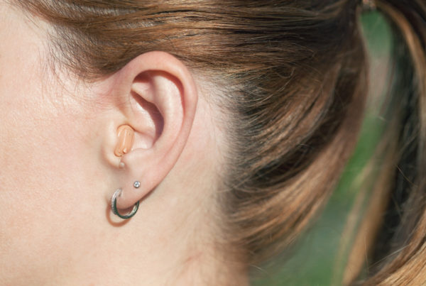 Hearing aid in the women's ear